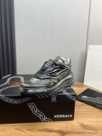 工厂价 Ｖｅｒｓａｃｅ.范思哲时尚皮革休闲运动鞋 常年热卖款 面料:头层擦色牛皮 内里:羊皮皮内里 原版大底开模大底 尺码:38-45 45定做不退换