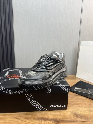 工厂价 Ｖｅｒｓａｃｅ.范思哲时尚皮革休闲运动鞋 常年热卖款 面料:头层擦色牛皮 内里:羊皮皮内里 原版大底开模大底 尺码:38-45 45定做不退换