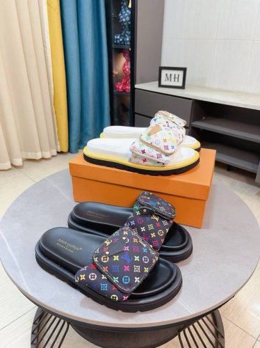 出厂价p Lv-路易威登 新品男士拖鞋 高端精品 鞋面精致压花Logo装饰 精细做工 鞋底超软 休闲宽松舒适型 夏季必入哦 size 35-44