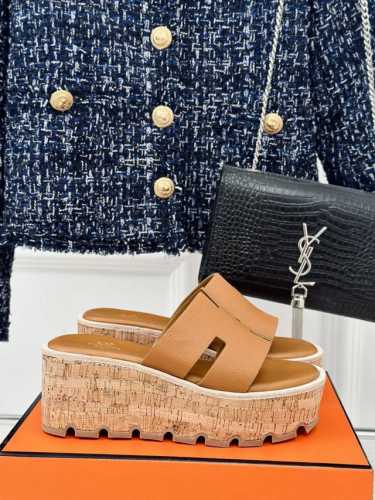 厂价 HermèS 爱马仕经典H厚底拖鞋 依旧是永恒经典的H造型 极约复古的设计 浓厚的异域风情 厚底在拉长腿方面真的Yyds 百搭舒适 上脚秒变大长腿！ 面料