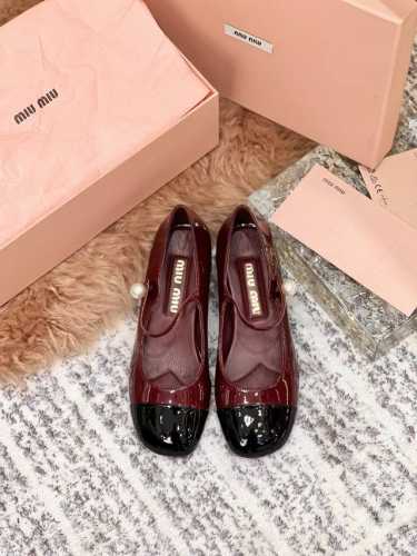 Miu Miu 缪缪 25 早春新品 专柜主打最新走秀款 珍珠扣复古玛丽珍粗跟单鞋火爆上新！ 缪家高货 顶级工艺打造精品质感 超级减龄鞋面：顶级头层小牛漆皮 内