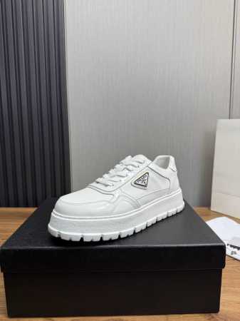 工厂P价 Prada 普拉达 新款男士拼接运动鞋 金标厚底休闲皮鞋 这款运动鞋采用亮面漆牛皮与光滑小牛皮打造，外侧饰以涂珐琅金属三角形徽标，鞋舌饰有压纹徽标，搭 - 点击图像关闭