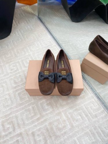 出厂 Miumiu春夏新品蝴蝶结配饰雕花冲孔平底乐福鞋单鞋拖鞋系列 即优雅又可爱 带弧形的小圆头 完美演绎赫本风 上脚可爱又减龄 配上袜子满满学院风 鞋面采用进