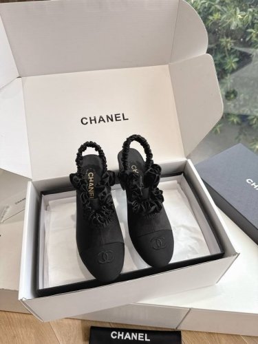 g000飞机盒所见即所得代购级Chane*25S小香奈儿早春单鞋妥妥的自留款！比经典款Slingback舒服太多啦！每个颜色上脚都很显白 的显白利器又是火爆的小