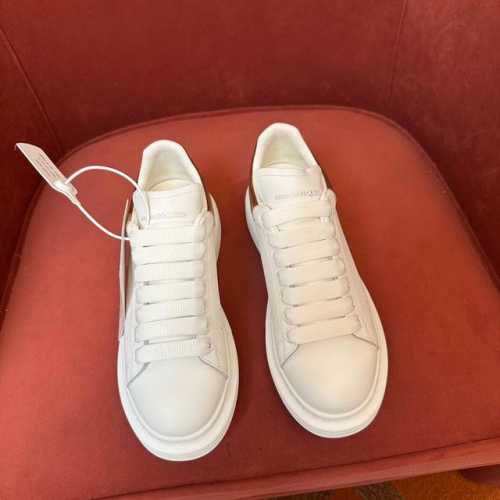 Alexander McQueen 极品代购级别，顶级版本！MQ麦昆运动鞋时尚休闲！麦昆小白鞋看遍了市场上所谓的最高版本，已经无力吐槽... 鞋面：原版定做蜡感