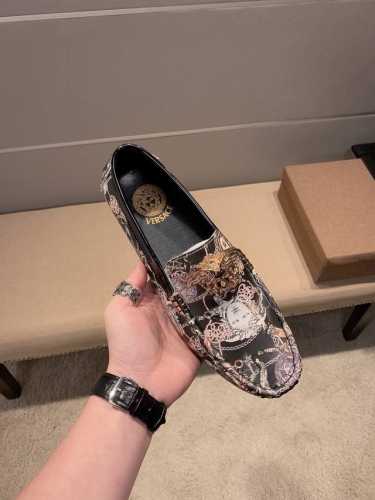 Versace 范思哲 官方新，米兰男时装周走秀款，鞋面进口牛皮+舒适透气羊皮内里，超滑质感，吸汗透气 ，鞋身LOGO美杜莎头像高级规则代表高级工艺标志，低调大