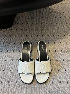顶级品质 Celin* 赛琳早春春夏新品凯旋门罗马粗跟拖鞋 非常高级的一款凯旋门设计极具品牌辨识度，超级好看百搭，好少女 鞋面：进口漆皮 内里：进口山羊皮 大底