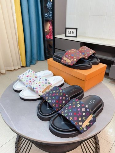 出厂价p Lv-路易威登 新品男士拖鞋 高端精品 鞋面精致压花Logo装饰 精细做工 鞋底超软 休闲宽松舒适型 夏季必入哦 size 35-44