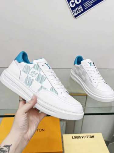 上新 LV运动鞋 本款 Beverly Hills 运动鞋为柔软牛皮革局部铺陈放大版 Damier 图案，再为厚实轻盈的橡胶外底压印路易威登标识。加衬内底和科技