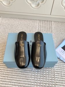 PRADA 普拉达新款包头穆勒拖鞋顶级品质简单的设计大概就是它最让人喜欢的点 不是烂大街的那种 很有自己的品牌个性面料采用开边珠牛皮 内里垫脚混种羊皮 原版橡胶