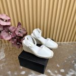 工厂p价 女装女鞋 运动原单普拉达 prada 2025年早春 这款三色拼色海军条纹 坡跟防水台高跟鞋 编织圆头坡跟系带坡跟渔夫鞋 用经柔软的3S拼色海军条纹面