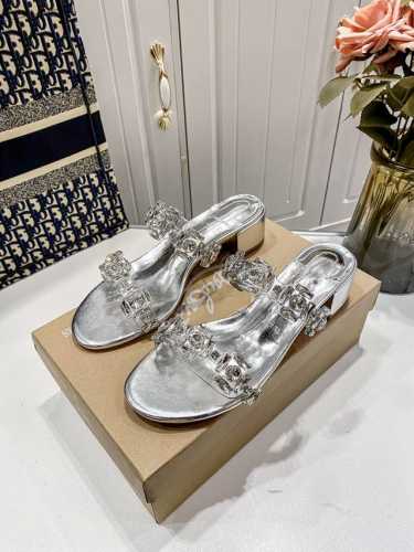 橙子出厂价P P140 Christianlouboutin 春夏新款 Cl红底鞋凉拖鞋 水钻银色粗跟凉鞋 款式：粗跟、细跟 码数：34-40