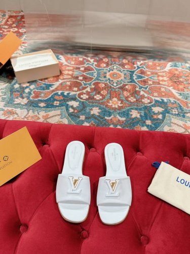 Ss 春夏拖鞋 Lv 路易威登 顶级版本 楦头经过反复调试 终于完美复刻 本款 Lv Capri 平底凉拖选用柔软牛皮革，以宽幅鞋带演绎闲雅风尚。细腻皮革局部包