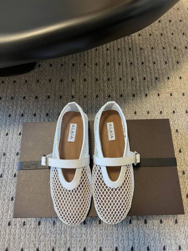 独家新品 Alaia 25 走秀款平底网面芭蕾舞鞋 兜兜转转还得是Alaia 极致的舒适和百搭 交叉带的设计有种芭蕾舞的感觉 章小蕙同款 甜酷芭蕾风 人气超高的