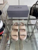 Hogan 夏季新品 Skyscraper凉鞋 Hogan Skyscraper凉鞋以标志性模块化厚底重新定义夏日足尖美学 精选意大利鞣制小牛皮打造鞋床 亲肤透