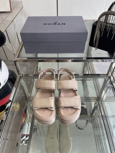 Hogan 夏季新品 Skyscraper凉鞋 Hogan Skyscraper凉鞋以标志性模块化厚底重新定义夏日足尖美学 精选意大利鞣制小牛皮打造鞋床 亲肤透