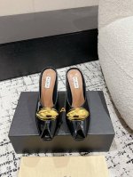 光面 铁扣 Alaia 25 新款鱼嘴高跟拖鞋 人气超高的Alaia 纯手工制作，每一双鞋都好看，美在心尖儿上 这双鞋真的可以算是任何一套穿搭上的点睛之笔，优雅
