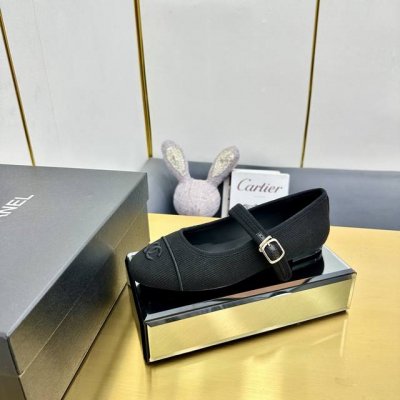 厂价 chane* 小香24S早春新品 复古拼色方头丽珍鞋 本年度最美玛丽珍鞋 无法抗拒的高级与优雅 无论是搭配牛仔裤百褶裙 还是穿去较正式场合都可以的 秋冬配