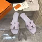 2025- Herme S Ss25 New Arrival～ H家经典Oran拖鞋 25新配色 配色好丰富，其中牛仔色两色、裸色、翡翠绿配黑、紫色都是今年爆款