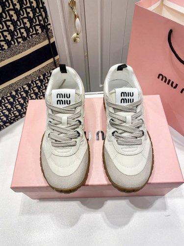 橙子出厂价p miumiu 缪缪春夏新款 德训鞋 运动鞋 休闲鞋 上脚舒适度拉满 好看好穿又轻便 随意搭配 筒约又高级 大胆前卫的设计 Miu Miu风格融于此