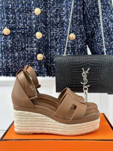 厂价 HermèS 爱马仕经典防水台H 坡跟厚底麻绳底凉鞋 极约复古的设计 浓厚的异域风情 时髦感十足、随便上脚都很有腔调 简简单单的款式随便搭配一下高级感就很
