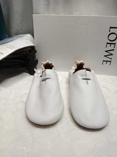 罗意威Loewe 火爆新款 配合整体原版楦型，时尚而个性好穿 颜色超赞 面料：进口牛皮 内里：水染牛皮 垫脚：水染牛皮 大底：原版开模PU大底 包装：原版全套包