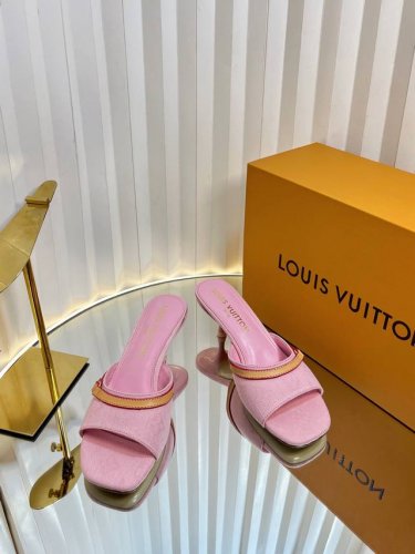 顶级版本Lv 驴家 25Ss 丹宁牛仔太好看了 很少做Lv家的单品 但是这双小猫跟我真的是没法拒绝啊 原版购入 用心开发 鞋跟都是开模定制 老花单宁色搭配的棕色