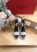 P350 Valentino Garavani 荔枝牛皮系带坡跟凉鞋 - 金属效果工艺处理铆钉装饰 - 麻绳包裹坡跟 - 可调节小牛皮系带 - 坡跟防水台 -