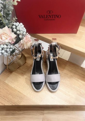 P350 Valentino Garavani 荔枝牛皮系带坡跟凉鞋 - 金属效果工艺处理铆钉装饰 - 麻绳包裹坡跟 - 可调节小牛皮系带 - 坡跟防水台 -
