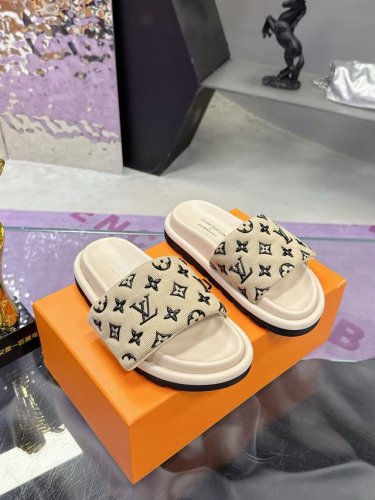橙子出厂价p louis Vuitton 路易威登 Lv新配色 魔术贴平底拖鞋 休闲凉拖 情侣款 码数 35-45
