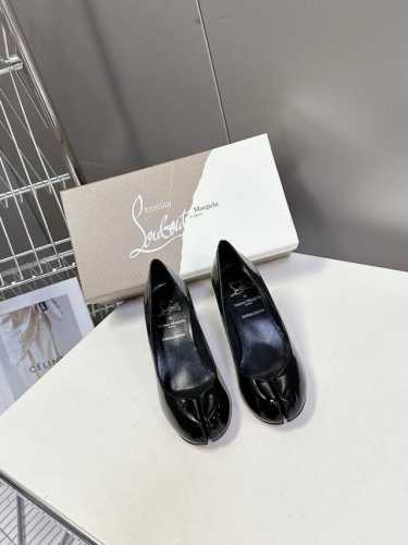 Cl 红底鞋X Maison Margiela 分趾联名款高跟鞋 Maison Margiela 与 Christian Louboutin 推出首个联名鞋履系