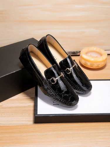 实价 ，品牌GUCCI，古奇官方高品质豆豆鞋～四季潮鞋 专柜品质，古奇1:1优质做工，鞋面:进口牛漆皮，全真羊里，时尚懒人商务风设计，休闲乐福款，跑步鞋青年人最