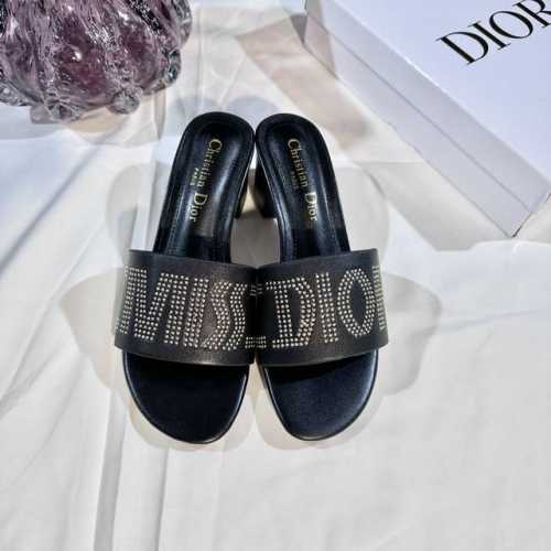 出厂： Dior 迪奥 2025新花色 太空珠粗跟拖鞋 一字拖 休闲凉拖 码数：35-42 颜色：黑色