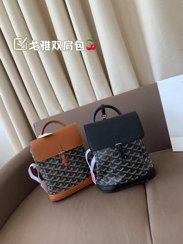 戈雅双肩包 自重很轻哦！ 背法也可以随意切换 Mini Size上身的休闲时髦感 我真的怎么背都背不腻 尺寸：19 24