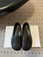 the Row真皮圆头极简百搭平底乐福鞋 脚感真的是史上我穿过最最舒服的款式太柔软啦！磨脚星人一定要收了它 有一丢高级又简约的感觉其实除了好看以外它的舒适度真的