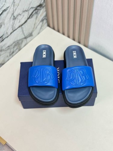 Dior P: Size：38-45 迪奥高端男士夏季拖鞋，牛皮压花鞋面，饰以同色调牛皮革细节提升格调。橡胶鞋底融入多种元素，饰以 Dio* 标志更显精致，彰显