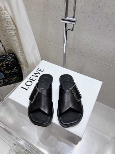 代购级 Loewe 罗意威 25Ss 春夏新品 交叉 方扣 拖鞋 疯狂种草简约设计感觉更干净优雅 让你念念不忘 颜色也很耐看漂亮，上脚瞬间气质十足气场，简直无敌