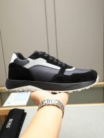 Boss 沉稳内涵儒雅的品味无法言喻的开启时尚鞋履的旅程从容应对各种场合 大牌的气势不言而明 上脚舒适大气 材料:头层牛皮滴胶透气网里高温耐磨发泡大底 时尚必备