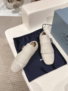 半拖 乐福鞋 PRADA 普拉达25ss新品复古走秀流苏乐福鞋半拖鞋系列流苏搭配雕花工艺设计网红ins热捧 复古又时尚上脚非常舒适又百搭！鞋面采用进口小牛皮内里