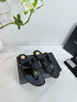 出厂 Saint Laurent圣罗兰25Ss 超火的凉鞋 单鞋专柜同步上新 各大明星网红纷纷上脚 款式时髦百搭 简约又高级 把优雅做到极致 上脚女神范爆棚 1