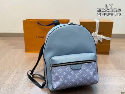 Lv新款双肩背包 百搭到没朋友 就是酷 时尚感超强 辦识度很高 上身也帅气 通勤又时尚！ 尺寸28 38