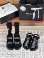 袜子40Chane* 新款小香双C魔术贴叠羊剪绒平底保暖凉鞋单鞋 顶级原单版精选质感细腻的油蜡牛皮材质，匠心演绎备受喜爱的凉鞋。魔术贴对称剪裁且可调节，舒适贴合