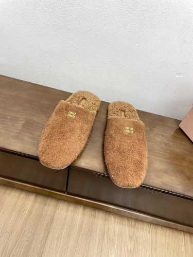 顶级版本Miu miu 2024秋冬新款走秀真皮毛拖鞋 各路博主着用全新一季做旧系列上脚尤为惊艳到你的一款闭眼入都是不会后悔 搭配还是可咸可甜 ZP开发鞋型、订