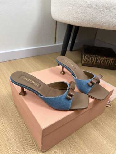 Miumiu缪缪 2025 miu家2025春夏新品 专柜最新爆款3D刺绣Logo 蝴蝶结 字母扣 小猫跟拖鞋系列 小红书力推爆款 原版购入开发 做货 Miu家