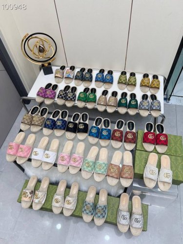 冲量价: GUCCI 古奇拖鞋渔夫鞋 新色 注塑一体草编底 ，高端品质 面料：双G进口布料内里：羊皮里 码数：35～42 布料款有 杏色 花色 粉色 黑色 蓝色