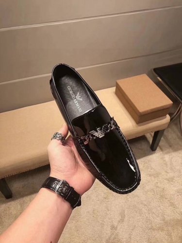 实价 ，品牌阿玛尼，阿玛尼官方旗舰店四季时尚范儿..鞋面头层牛漆皮，内里进口羊皮里，舒适透气，阿玛尼传承意大利纯手工工艺，优质的选材及精湛的工艺让人惊叹..优质