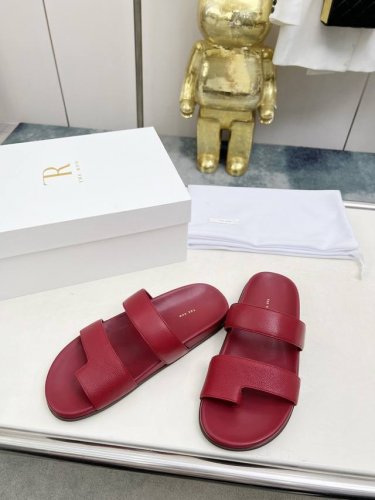 高品质出厂 The Row 25Ss 春夏新款简易皱面简易平底 夹脚拖鞋！ Therow一贯的极简风格 干净利落的版面设计 没有任何装饰 仅以设计为亮点 凸显气