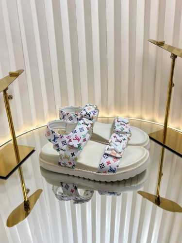 LV 路易威登 春夏新品 最新走秀款厚底凉鞋 香港原版购入一比一开模 今年的款式比去年增加了新原素 显得更为大牌 皮面 老花料 丹宁布印花 内里垫脚全羊皮 原版