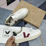 女码 男码 VEJA法国时尚品牌，专注于鞋款和配件，以绿色地球和低碳运动为宗旨，品牌的所有单品均以环保物料制作。这款运动鞋鞋面采用丝绸牛皮制成，质感极佳，鞋侧的