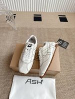 ash 最新款Kill Bil 系列 休闲运动鞋 德训鞋 阿甘鞋 这款Kill Bill 系列 甄选阿根廷摔纹小牛皮，通过多重工序加工处理，纹理自然，光泽通透，
